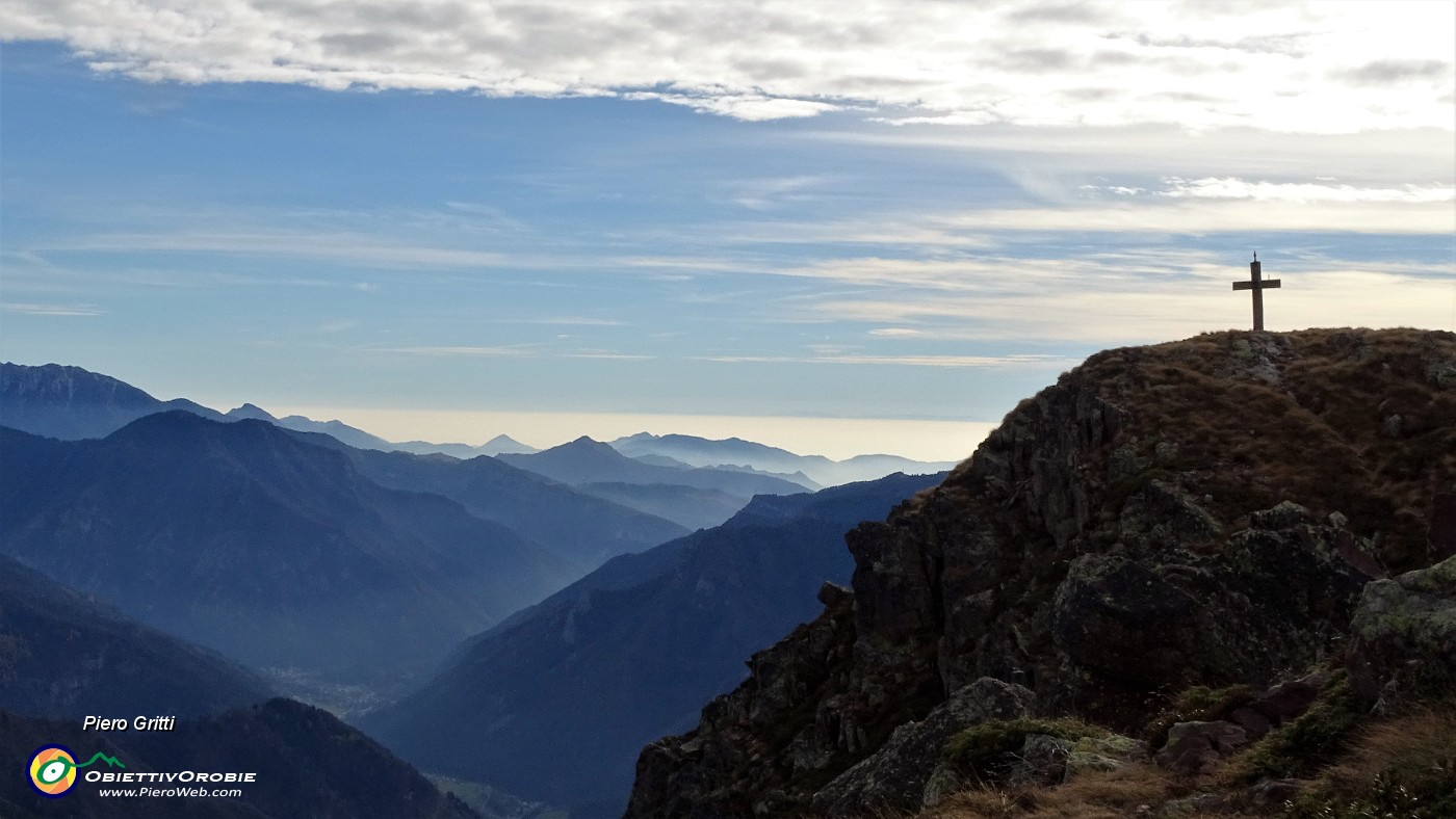 59 Vista sulla croce del Mincucco-torrione roccioso (1832 m).JPG